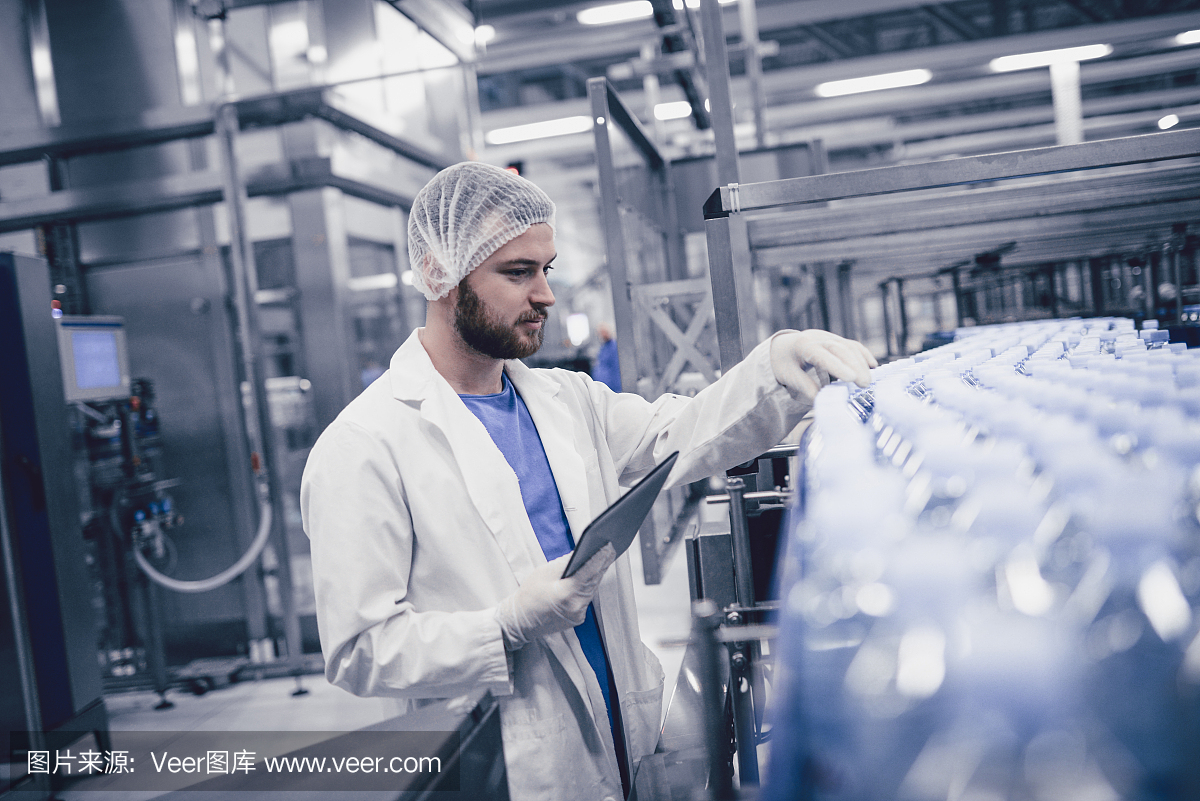 质量控制检验员检查瓶子生产线的质量
